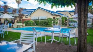 Bazén v ubytování Lancers Inn Hotel nebo v jeho okolí