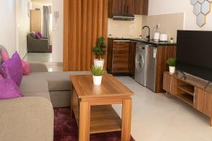 sala de estar con sofá y TV y cocina en New Modern Studio in Downtown 4, en Kenitra
