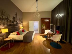 a bedroom with a bed and a table and chairs at B&B Kerkstraatje3 midden in historisch centrum in Zutphen
