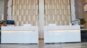 Una televisión o centro de entretenimiento en Echarm Hotel Huanggang Tuanfeng Administration Service Center