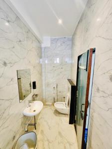 Koupelna v ubytování Gokul Hotel