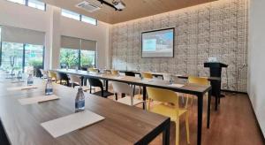 Una habitación grande con una mesa larga y sillas. en Campanile Hotel Shenzhen Bay Convention and Exhibition Center, en Fenghuangwei