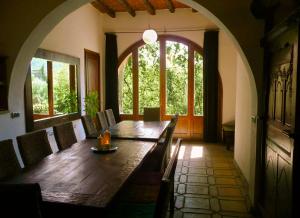 uma sala de jantar com uma mesa de madeira e cadeiras em Casa Argentera em Argentera