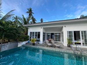 eine Villa mit einem Swimmingpool vor einem Haus in der Unterkunft 2 Bed 2 Bath Private Pool Villa Near Beach in Nathon Bay