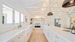 Nhà bếp/bếp nhỏ tại The Oakes - Rainforest Retreat - Mullumbimby