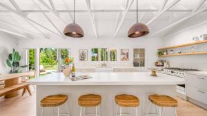 Nhà bếp/bếp nhỏ tại The Oakes - Rainforest Retreat - Mullumbimby