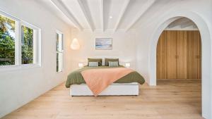 Giường trong phòng chung tại The Oakes - Rainforest Retreat - Mullumbimby