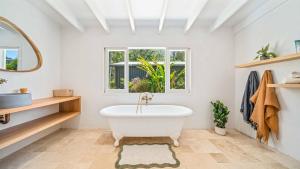 Phòng tắm tại The Oakes - Rainforest Retreat - Mullumbimby +37 ảnh