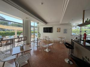 un ristorante con tavoli e sedie e un bar di Hotel Niagara a Lignano Sabbiadoro