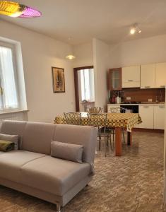 een woonkamer met een bank en een tafel bij La casa di Sergiò in Belgioioso