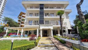 un condominio con un giardino antistante di Hotel Niagara a Lignano Sabbiadoro