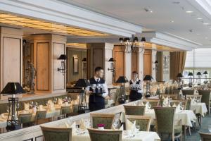 un allestimento di un ristorante con persone in piedi nella sala da pranzo di Maritim Hotel Dresden a Dresda