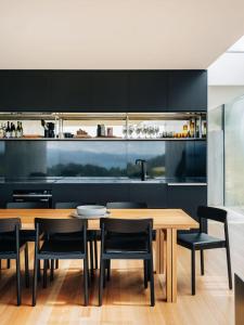 Φωτογραφία από το άλμπουμ του Triptych - The Blunt House σε Koonya