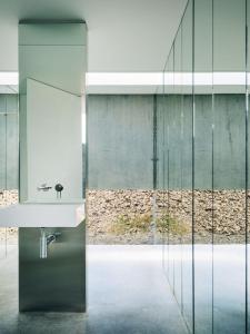 Ένα μπάνιο στο Triptych - The Blunt House