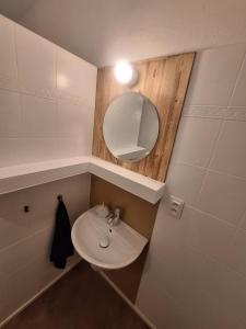 een badkamer met een wastafel en een spiegel bij Apartment Kate - Old Town in Bratislava +17 foto's