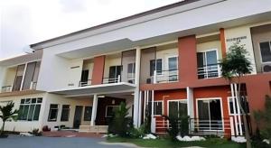 een appartementencomplex met rood en wit bij Palm Hill Resort in Khanom