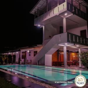 eine Villa mit Swimmingpool bei Nacht in der Unterkunft K siri Holiday Home in Balapitiya
