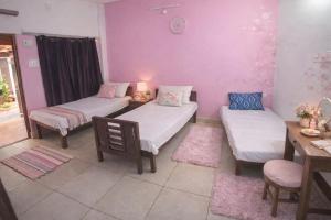 Un pat sau paturi într-o cameră la SPIDEY's PITSTOP +12 fotografii