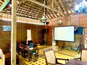 Un televizor și/sau centru de divertisment la Nglaras Resort Yogyakarta