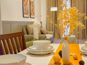 una sala de estar con una mesa y un sofá en Family-Friendly Landed 2BR 8 Pax Netflix and WiFi, en Kamunting