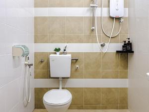 un baño con inodoro y ducha en Family-Friendly Landed 2BR 8 Pax Netflix and WiFi, en Kamunting 31 fotos más
