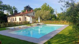 una piscina nel cortile di una casa di Il Sottolo a Firenze
