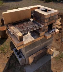 MeraA private log house in a secluded beach, LOGOUT的桌子上放着一堆木块。