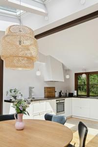 Kuchyň nebo kuchyňský kout v ubytování Architect Designed With Two Wings By Tisvilde Hegn