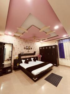 Postel nebo postele na pokoji v ubytování Gokul Hotel