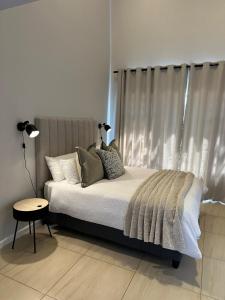 En eller flere senge i et værelse på Little Nest