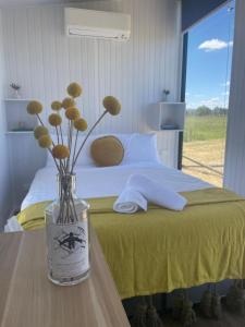 En eller flere senge i et værelse på Billy Button by Tiny Away + 42 billeder