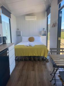 En eller flere senge i et værelse på Billy Button by Tiny Away