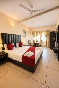 Postel nebo postele na pokoji v ubytování Hotel JB & Woodlark Zirakpur by Sidham Group of Hotels