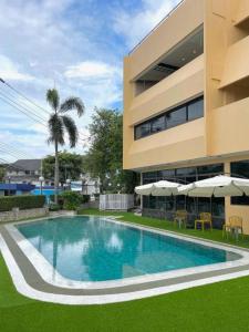 Bazén v ubytování Bangsaen Villa Hotel nebo v jeho okolí