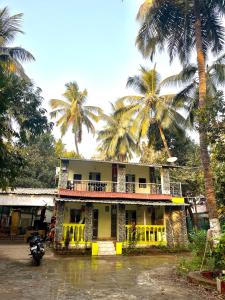 une maison avec une moto garée devant elle dans l'établissement Dwarka holiday home, à Nagaon