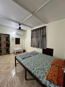 une pièce avec un lit et une table dedans dans l'établissement Dwarka holiday home, à Nagaon