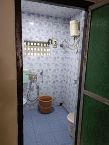 une salle de bain avec douche et toilettes dans l'établissement Dwarka holiday home, à Nagaon