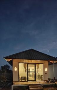 una pequeña casa con techo con ventanas en THE RiYASAT SARISKA, en Ajabgarh