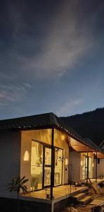 una casa con techo negro y muchas ventanas en THE RiYASAT SARISKA, en Ajabgarh