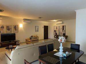 Et tv og/eller underholdning på Cosy and affordable 2 bed Apartment In Ikoyi