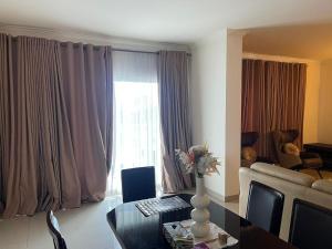 Et opholdsområde på Cosy and affordable 2 bed Apartment In Ikoyi