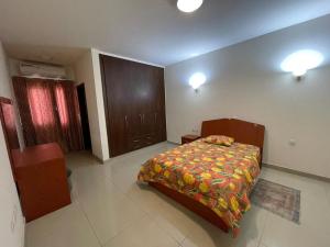 En eller flere senge i et værelse på Cosy and affordable 2 bed Apartment In Ikoyi
