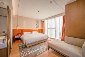 Postel nebo postele na pokoji v ubytování Xinuo Hotel Ningbo Jiangbei MixC Branch