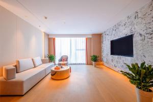 TV a/nebo společenská místnost v ubytování Xinuo Hotel Ningbo Jiangbei MixC Branch