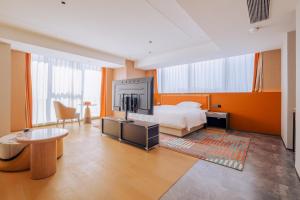 Postel nebo postele na pokoji v ubytování Xinuo Hotel Ningbo Jiangbei MixC Branch + 8 fotografií