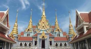 Un edificio con agujas doradas en la parte superior. en Greenseaview Resort, en Chongchang