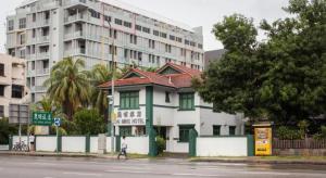 un edificio al lado de una calle con un edificio alto en Lai Ming Hotel Cosmoland, en Singapur