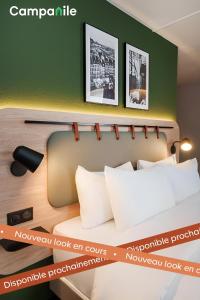 ディジョンにあるカンパニール ディジョン サントル ギャールのベッドと緑の壁のある寝室