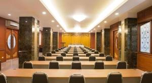 una gran sala con filas de mesas y sillas en Nartsiri Hotel, en Ubon Ratchathani