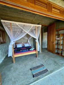 En eller flere senge i et værelse på Beachfront Flat - Terrace Garden - 30m to beach